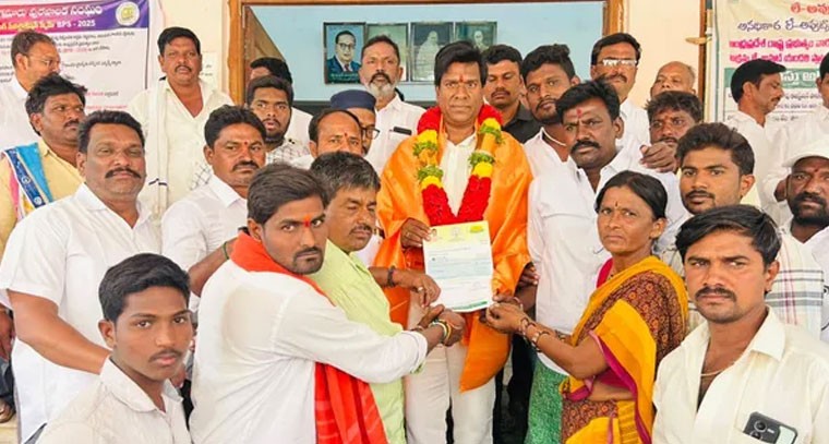 ఎమ్మిగనూరులో సీఎం సహాయనిధి చెక్కుల పంపిణీ