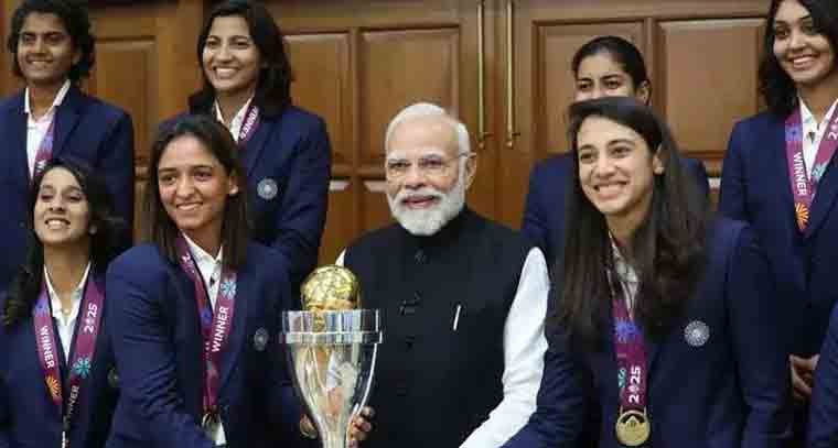 మోదీ తో సమావేశమైన భారత మహిళా క్రికెట్ జట్టు  
