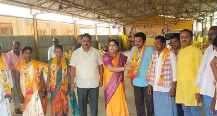 వైసీపీని వీడి టీడీపీలో చేరిన 50 కుటుంబాలు