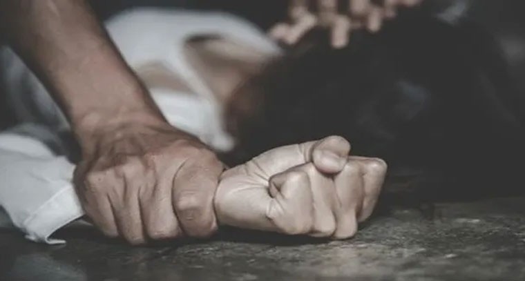 భర్తపై దాడి చేసి.. మహిళపై సామూహిక అత్యాచారం!