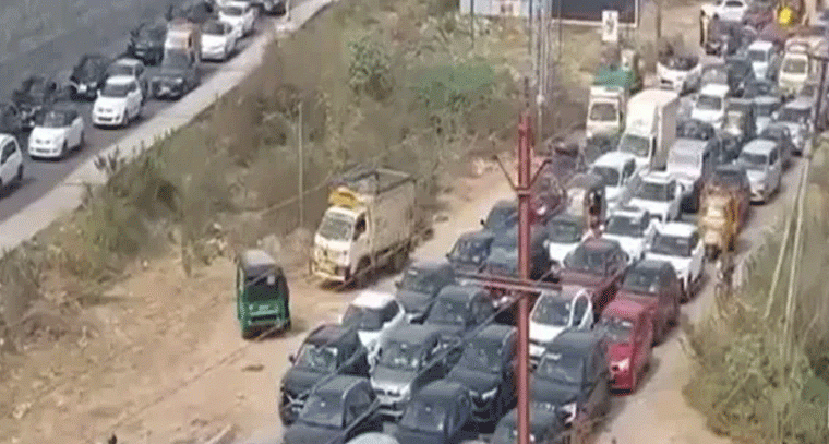 నందిగామ వైజంక్షన్ వద్ద భారీగా వాహనాల రద్దీ