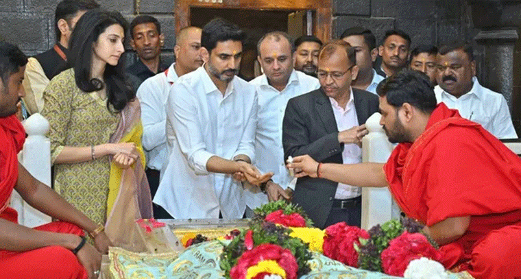 సతీసమేతంగా షిరిడీ సాయి సన్నిధిలో మంత్రి నారా లోకేశ్