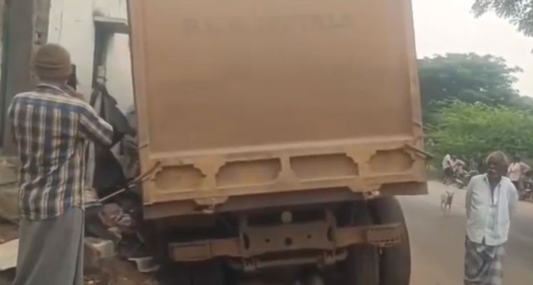  టిప్పర్ ఢీ.. ఐదేళ్ల బాలుడు మృతి