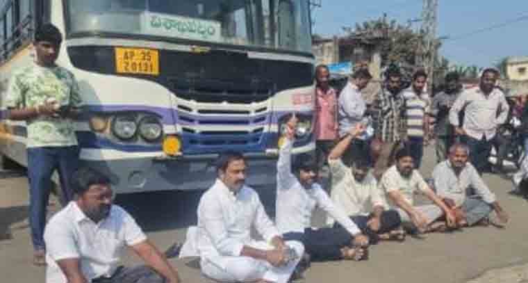  “రోడ్డు వైడెనింగ్” పేరుతో వైయస్ రాజశేఖర్ రెడ్డి విగ్రహం తొలిగింపు 