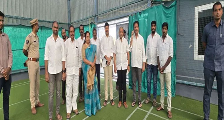 ఇండోర్ స్టేడియంను ప్రారంభించిన ఎమ్మెల్యే సత్యప్రభ