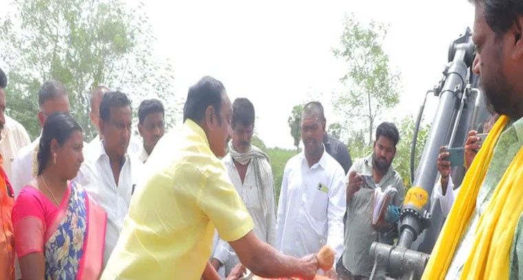 కాలువ పనులను ప్రారంభించిన ఎమ్మెల్యే