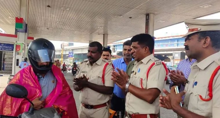 అనంతపురం లో హెల్మెట్ ధరించిన వారిని సన్మానించిన పోలీసులు