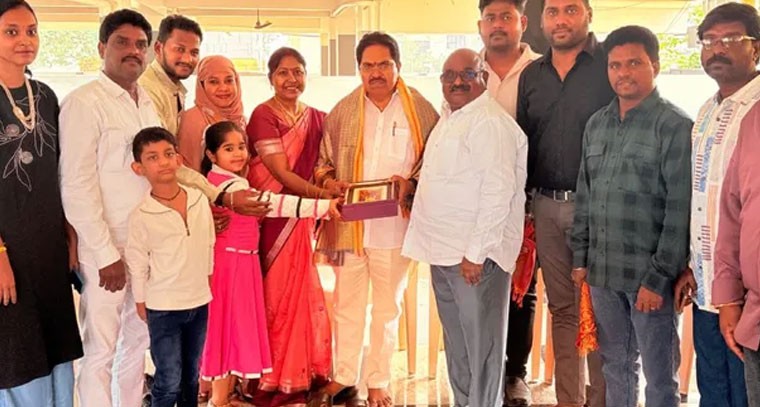 న్యాయవాదులు శ్రీనివాసులు రెడ్డిని కలిశారు