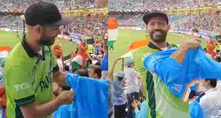 పాక్ జెర్సీ ధరించిన యువకుడు ఓటమితో పాక్ జెర్సీపైనే టీమిండియా జెర్సీ ధరించిన వైనం 