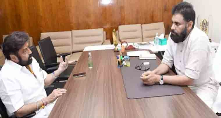 పవన్ కల్యాణ్‌ను కలిసిన బాలకృష్ణ
