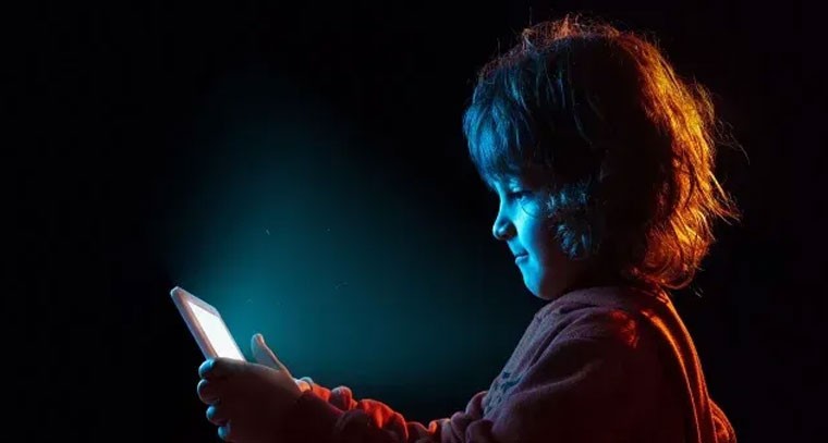 పిల్లల్లో సెల్ ఫోన్ వ్యసనం: తల్లిదండ్రుల పాత్ర కీలకం