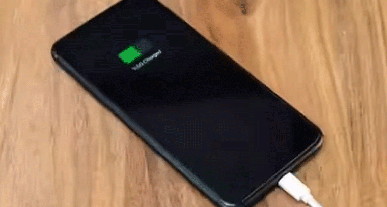 ఫోన్ ఛార్జింగ్ చేసేటప్పుడు ఈ తప్పులు చేస్తే బ్యాటరీ లైఫ్ ఖతం!