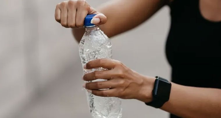 ప్లాస్టిక్ బాటిళ్లలో నీరు తాగితే ముప్పు: అధ్యయనం
