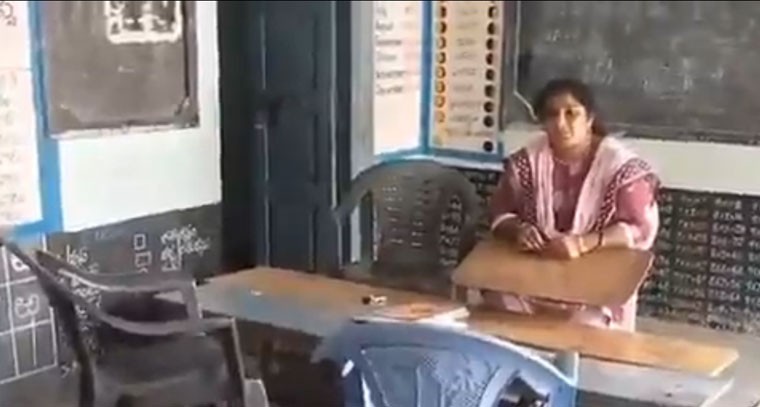 ప్రభుత్వ పాఠశాలలో విద్యార్థుల కోసం ఉపాధ్యాయుల ఎదురుచూపు