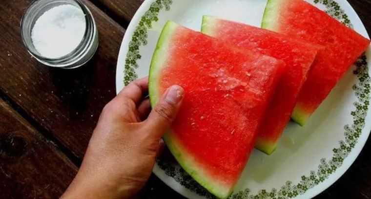 పుచ్చకాయపై ఉప్పు వేసుకుని తింటే అనారోగ్యామా!