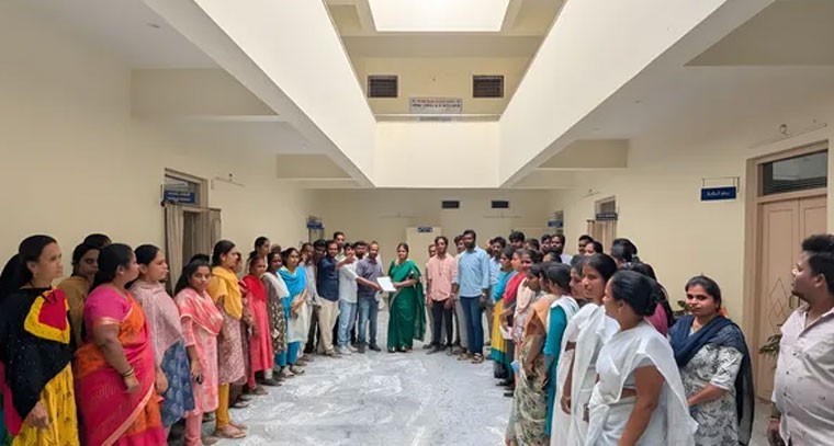 నిరసన కార్యక్రమంలో పాల్గొన్న సచివాలయ ఉద్యోగులు