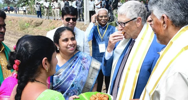 పునుగులు తింటున్న బిల్ గేట్స్.. 