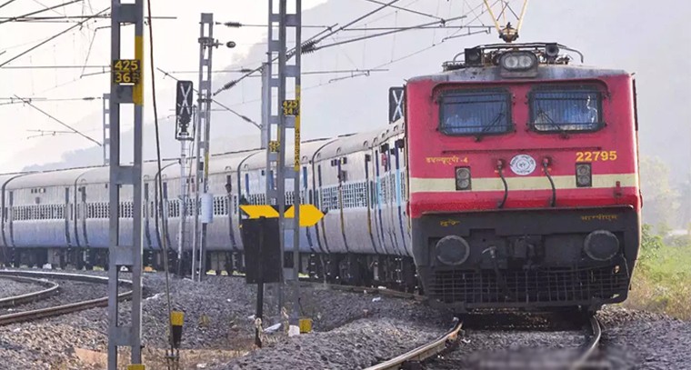 రైల్వేలో 8,868 ఉద్యోగాల బంపర్ ఆఫర్.. డిగ్రీ, ఇంటర్ పాస్ అయినవారికి గోల్డెన్ ఛాన్స్!

