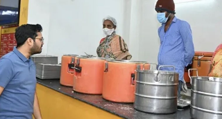 అన్న క్యాంటీన్ లో నగర కమిషనర్ రాహుల్ మీనా ఆకస్మిక తనిఖీ