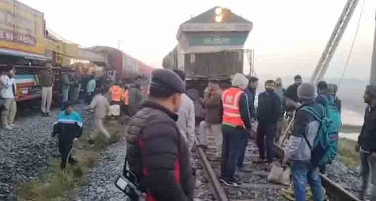 ఏనుగుల గుంపును ఢీకొట్టిన రాజధాని ఎక్స్‌ప్రెస్
