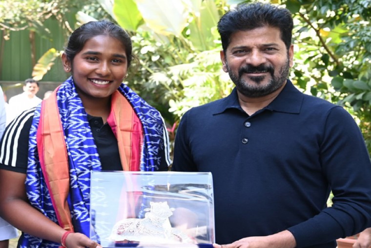 గొంగడి త్రిషను అభినందించిన  సీఎం రేవంత్ రెడ్డి... 