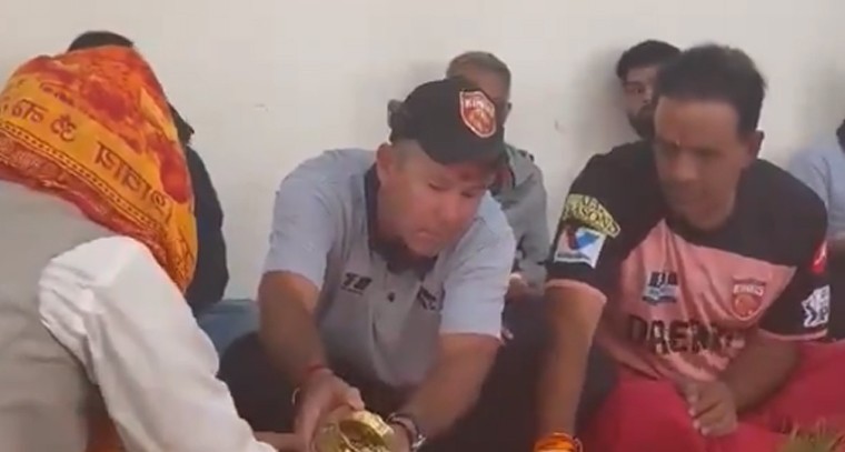 ఐపీఎల్ ట్రోఫీ కోసం ప్రత్యేక పూజలు.. పూజలో పాల్గొన్న రికీ పాంటింగ్