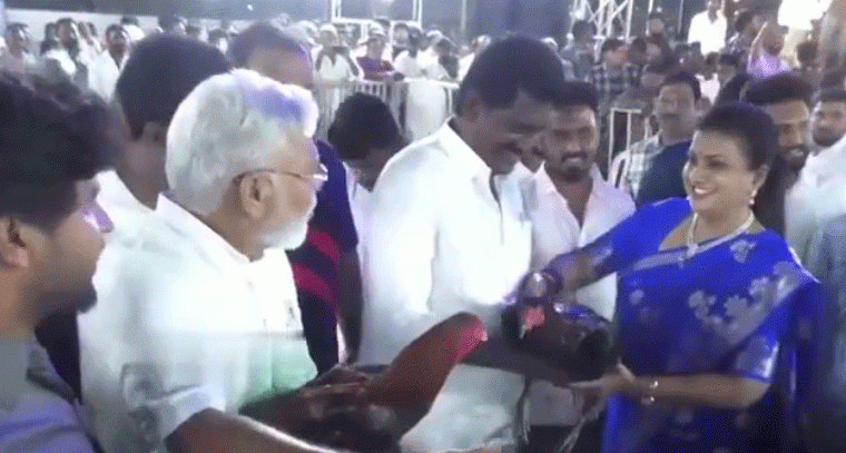 సంక్రాంతి సంబరాల్లో సందడి.. కోడి పందేల బరిలో అంబటి, రోజా