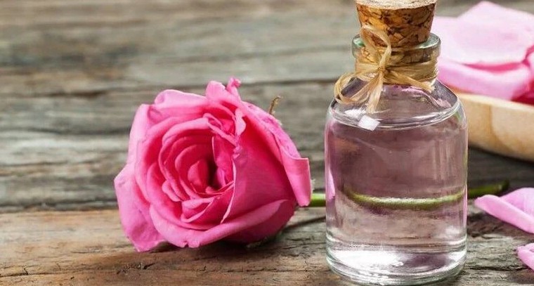 రోజ్‌ వాటర్‌ని వారానికి రెండు సార్లు చర్మానికి రాసుకుంటే