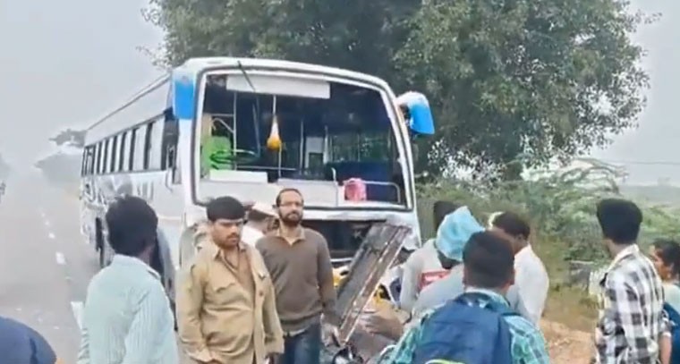 ఆర్టీసీ బస్సును ఢీకొట్టిన ప్రైవేట్ బస్సు