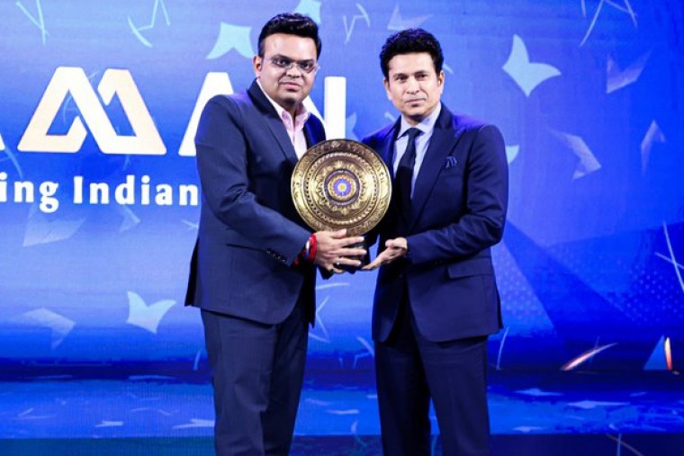 బీసీసీఐ జీవితకాల పురస్కారం అందుకున్న సచిన్ టెండుల్కర్....  