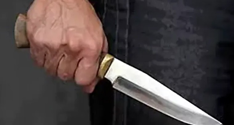 యువకుడిపై వేట కొడవళ్లతో దాడి