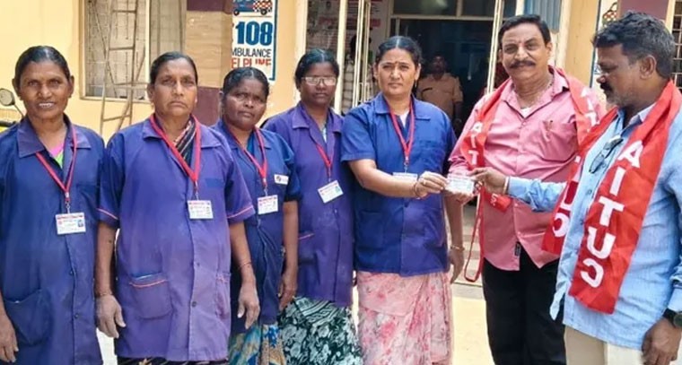 శానిటరీ వర్కర్లకు యూనియన్ గుర్తింపు కార్డులు అందజేత