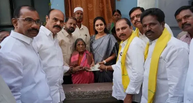 ఏ రాష్ట్రంలో లేని విధంగా ఏపీలో పింఛన్ల పంపిణీ జరుగుతోంది