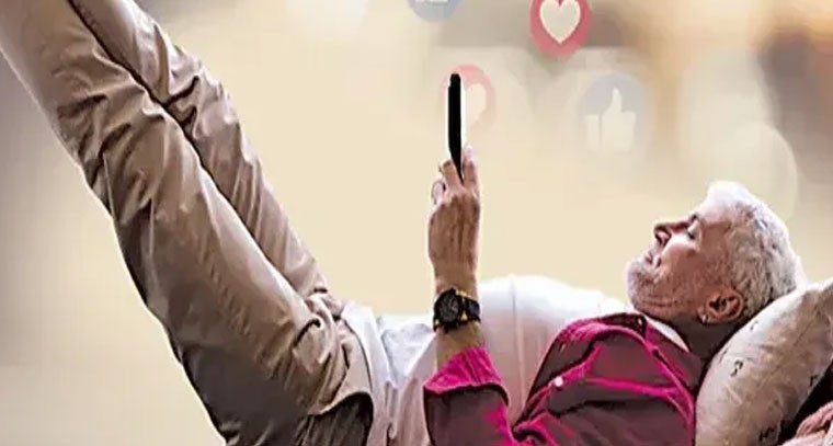 వృద్ధుల్లోనూ స్మార్ట్‌ఫోన్ వ్యసనం: నిపుణుల హెచ్చరిక