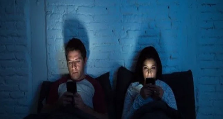 స్మార్ట్‌ఫోన్ వ్యసనం: బంధాలకు పెనుముప్పుగా ఫబ్బింగ్