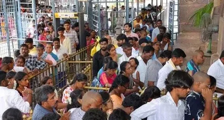 శ్రీశైలం మల్లన్న ఆలయానికి పోటెత్తిన భక్తులు