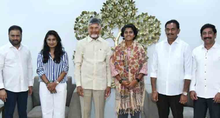 క్రికెటర్ శ్రీ చరణికి రూ. 2.5 కోట్ల నగదు ప్రోత్సహం అందించిన ప్రభుత్వం 