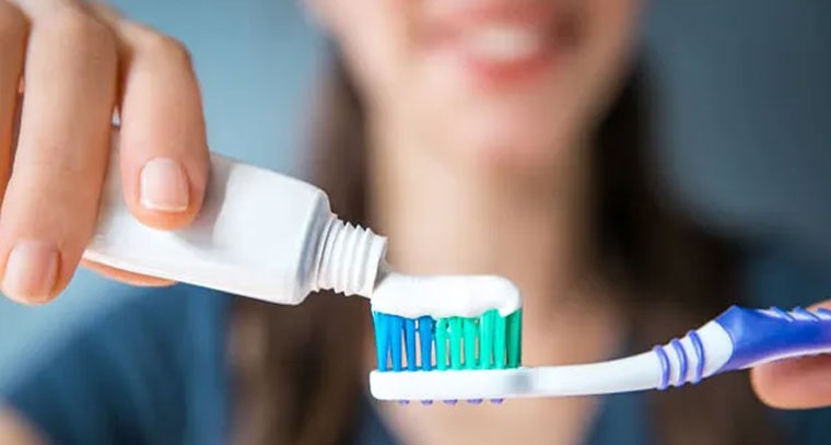 నాలుకను శుభ్రం చేస్తూ అనుకోకుండా టూత్ బ్రష్ మింగిన మహిళ