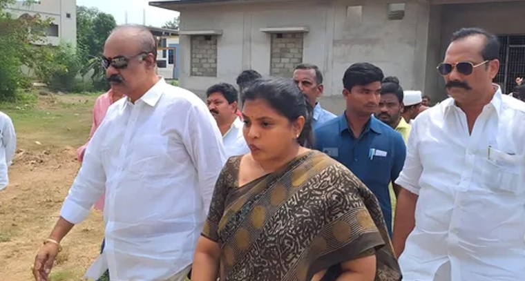 ఇండోర్ స్టేడియం పనులను పరిశీలించిన కలెక్టర్