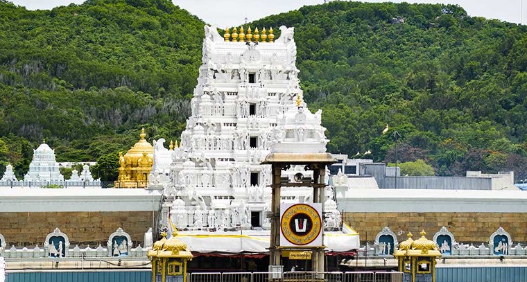 తిరుమలలో భక్తి ఉధృతి.. 24 గంటల క్యూ, అంబానీ సుప్రభాత దర్శనం!


