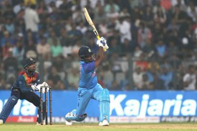తొలి టీ20లో 162 పరుగులు చేసిన భారత్ 

