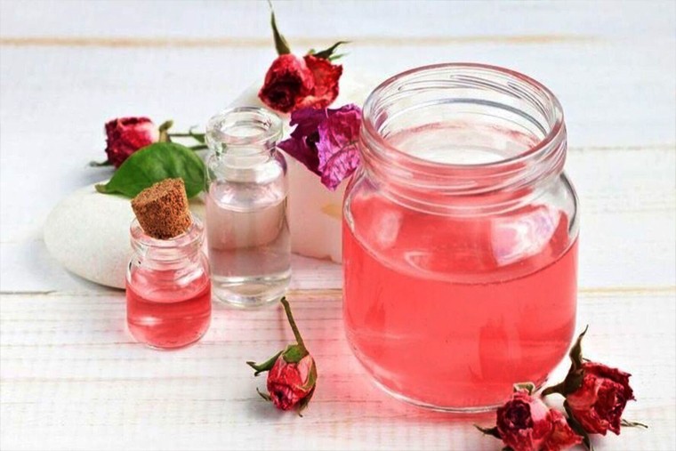 రోజ్ వాటర్ తో అనేక ఆరోగ్య ప్రయోజనాలు 

