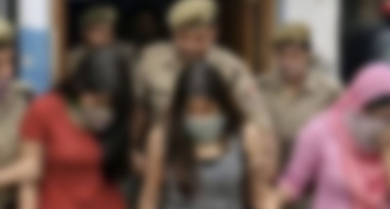 వ్యభిచారం చేస్తూ పట్టుబడ్డ 5 మంది అమ్మాయిలు