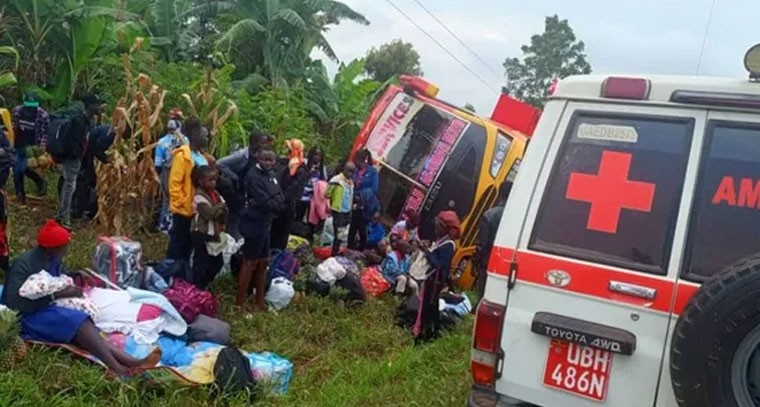బోల్తా పడ్డ బస్సు.. 12 మంది స్పాట్‌డెడ్