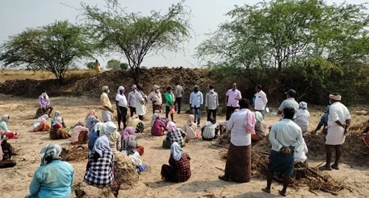 ఉపాధి హామీ ఉద్యోగులకు వేతన కష్టాలు