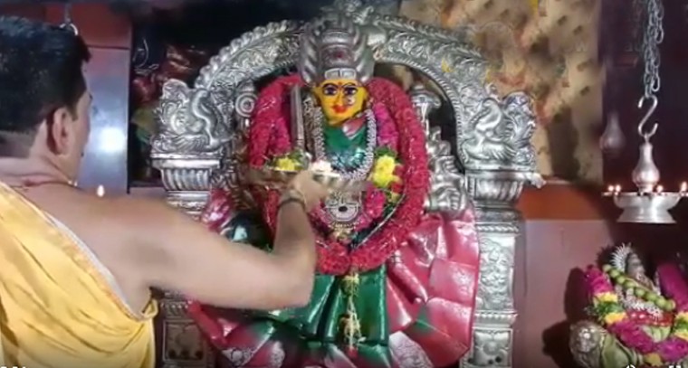 ఏడుపాయల అమ్మవారికి ప్రత్యేక మంగళహారతి