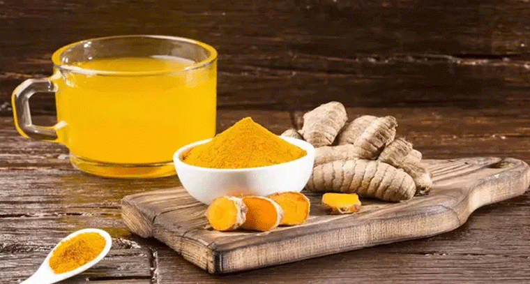 పసుపు నీరు అతిగా తాగితే.. ఈ అనారోగ్య సమస్యలు తప్పవ్!