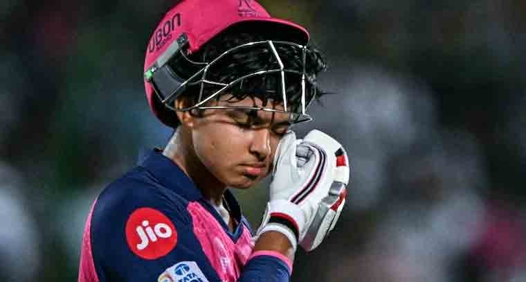 పెవిలియన్ చేరి నిరాశ పరిచిన యువ ఆటగాడు 
