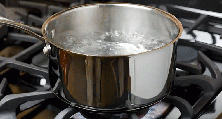 పదే పదే వేడి చేసిన నీళ్లు తాగితే ప్రాణాంతక వ్యాధులు!