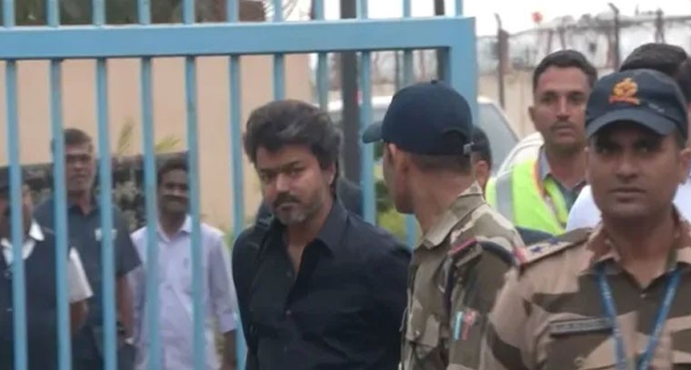 రెండోసారి సీబీఐ విచారణకు హాజరైన టీవీకే చీఫ్ విజయ్